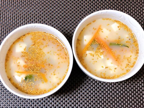 豆腐とにんじんとわかめの白湯豚骨スープ